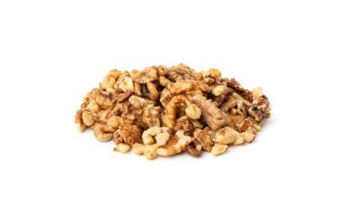 Doğranmış ceviz, kavrulmuş ceviz tozu, bir yığın fındık kırıntısı, tüm çekirdek parçaları, kesirler, beyaz arka planda toz.