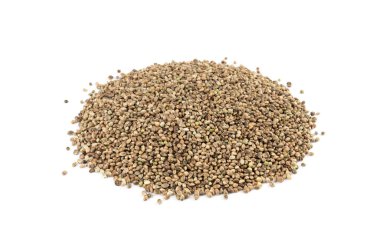 Kenevir tohumları yalıtılmış, kenevir taneleri, marihuana çekirdekleri, beyaz arka planda kenevir tohumları yığını