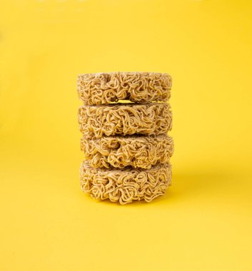 Çiğ Erişte Yığını, Kuru Yuvarlak Ramen Erişte Seti, Pişmemiş Kore Vermicelli, Hızlı Çin Çavdarı ve Buğday Makarnası, Sarı Arkaplanda Hazır Makarna