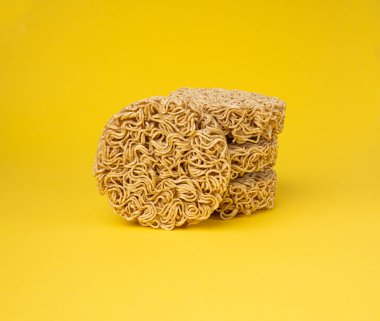 Çiğ Erişte Yığını, Kuru Yuvarlak Ramen Erişte Seti, Pişmemiş Kore Vermicelli, Hızlı Çin Çavdarı ve Buğday Makarnası, Sarı Arkaplanda Hazır Makarna