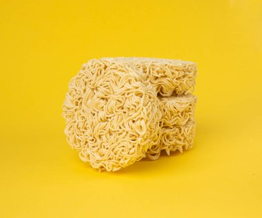 Çiğ Erişte Yığını, Kuru Yuvarlak Ramen Erişte Seti, Pişmemiş Kore Vermicelli, Hızlı Çin Çavdarı ve Buğday Makarnası, Sarı Arkaplanda Hazır Makarna