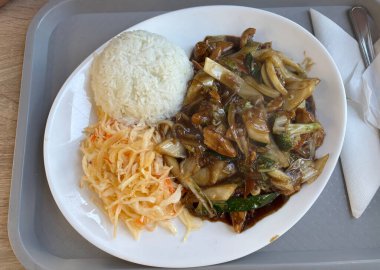 Sebzeli ve pirinçli Vietnam tavuğu. Lahanalı tavuk fileto, kabak, kalın soslu baharat, pirinç mezesi ve lahana salatası.