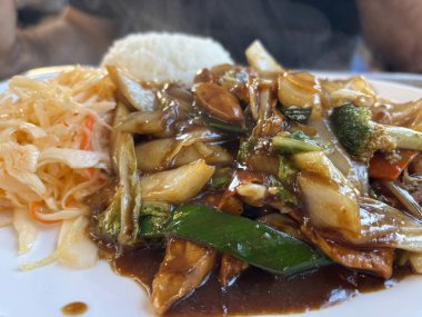 Sebzeli ve pirinçli Vietnam tavuğu. Lahanalı tavuk fileto, kabak, kalın soslu baharat, pirinç mezesi ve lahana salatası.