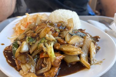 Sebzeli ve pirinçli Vietnam tavuğu. Lahanalı tavuk fileto, kabak, kalın soslu baharat, pirinç mezesi ve lahana salatası.