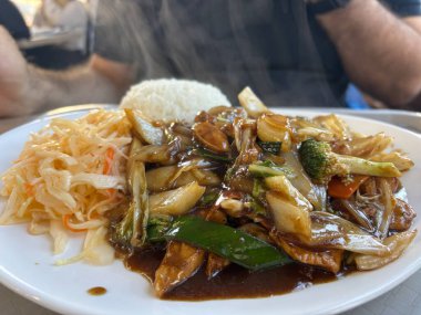 Sebzeli ve pirinçli Vietnam tavuğu. Lahanalı tavuk fileto, kabak, kalın soslu baharat, pirinç mezesi ve lahana salatası.