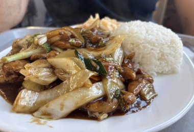 Sebzeli ve pirinçli Vietnam tavuğu. Lahanalı tavuk fileto, kabak, kalın soslu baharat, pirinç mezesi ve lahana salatası.