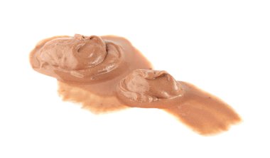 Eritilmiş çikolatalı dondurma izole, gerçek erimiş kakaolu dondurma damlaları, beyaz arka planda çikolatalı buz birikintisi.