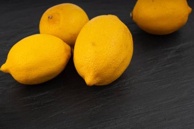 Eski şımarık limonlar. Kurumuş derili meyveler, lekeler, bayat yiyecekler, yaşlılığın sembolü ve siyahların çürümesi.