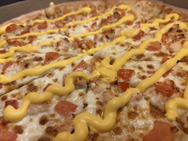 Peynir soslu pizza. İtalyan peynirli margherita makro fotoğraf, domates ve mayonezli pizza.