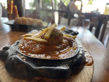 Vietnamlı Bo Ne biftek, sahanda yumurta ve kızgın demir tepside patates kızartması. Sıcak ve geleneksel bir Asya kahvaltı tabağı.