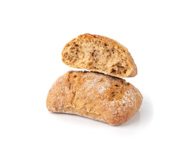 Kahverengi çavdar ekmeği soyutlanmış, kırık kare glüten bedava ekmek, beyaz arka planda tam tahıllı sağlıklı kahvaltı ekmeği.