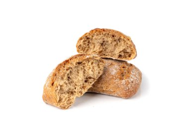 Kahverengi çavdar ekmeği soyutlanmış, kırık kare glüten bedava ekmek, beyaz arka planda tam tahıllı sağlıklı kahvaltı ekmeği.