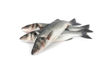 Avrupa deniz kabuğu ya da Dicentrarchus labrax izole edilmiş, tamamen çiğ labrax, taze levrek, üç yaygın levrek balığı, beyaz levrek, beyaz kefal, deniz kestanesi, beyaz arka planda loup de mer yemeği