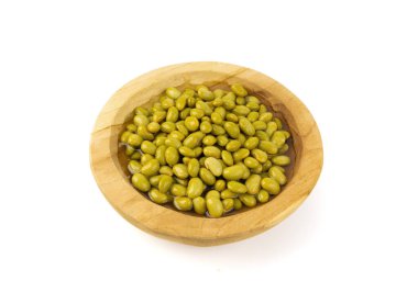 Edamame fasulye kasesi izole. Yeşil fasulye yığını, pişmiş taze soya fasulyesi, kaynamış Japon bezelyesi beyaz arka plan manzaralı.