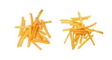 Kızarmış cips çubukları izole, ahşap kasede parmak patates cipsi, altın ayakkabı teli patates kızartması, patates kızartması, kızarmış patates, beyaz arka planda patates kızartması.