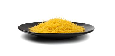 Siyah tabakta çiğ vermicelli, izole edilmiş altın çorbalı makarna yuvarlak makarna, küçük ev yapımı erişte, ince makarna, beyaz arka planda İtalyan filini makarna.