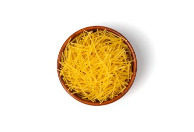 Çiğ vermicelli izole edilmiş, altın çorbalı makarna, küçük ev yapımı erişte, ince makarna, beyaz arka plan manzaralı İtalyan fileto makarna.
