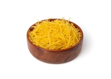 Çiğ vermicelli izole edilmiş, altın çorbalı makarna, küçük ev yapımı erişte, ince makarna, ahşap arka planda İtalyan fileto makarna.