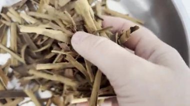 El Kırık Seylan Tarlasından Geçer Tarçın Tarlasının Kalitesini Kontrol Eder Tarçın Kabuğu Parçaları, Zeylanicum, Hakiki Özgün Tarçın Çubukları, Kurumuş Ezilmiş Aromatik Kabuk