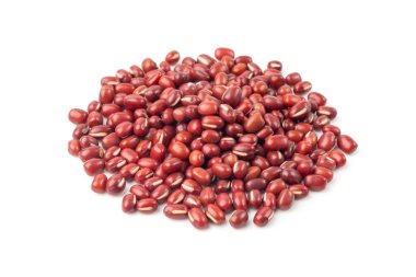 Kırmızı adzuki fasulyesi, çiğ aduki fasulyesi yığını, Vigna angularis legume tohumu, küçük kuru azuki, kırmızı mung fasulyesi taneleri, beyaz arka planda Japon tatlı malzemeleri.