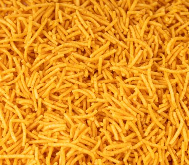 Aloo bhujia Hint yemeği izole edildi. Çıtır patates ve nohut un şeritleri, alu bhujiya sev veya beyaz arka planda namkeen