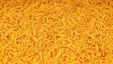 Aloo bhujia Hint yemeği izole edildi. Çıtır patates ve nohut un şeritleri, alu bhujiya sev veya beyaz arka planda namkeen