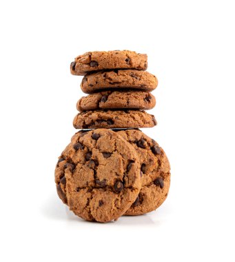 Çikolata parçacıklı kurabiyeler, izole edilmiş Amerikan bisküvileri, kakaolu pasta, tatlı lokma fırını, beyaz arka planda yuvarlak pastalar.