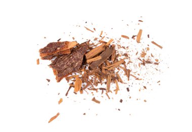 Kırık Seylan tarçın, tarçın verum kabuğu parçaları, makro zeylanicum, gerçek orijinal tarçın çubukları, beyaz arka planda parçalanmış kahverengi kabuk.