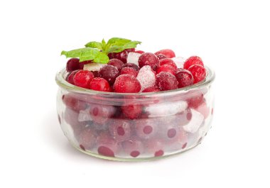 Donmuş Lingonberry İzole edilmiş, Buzlu Cowberry Yığını, Cam Kasede Kar Yabanmersini, Kırmızı Viburum Böğürtlenleri, Beyaz Arkaplanda Donmuş Lingonberry