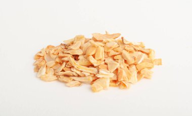 Kuru sarımsak dilimleri izole edilmiş, Kızarmış karanfiller yakın plan, ızgara sarımsak gevreği, karanfil grubu beyaz arka plan