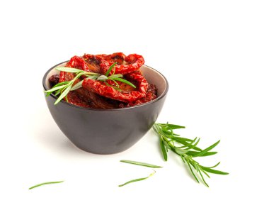 Kuru domatesler klozette, kurutulmuş Pomodoro Yığını, kurutulmuş zeytinyağlı domates, kurutulmuş sebze dilimleri, kuru erik domatesleri, beyaz arka planda İtalyan çerezi