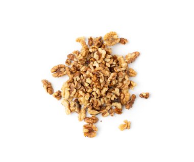 Doğranmış ceviz, kavrulmuş ceviz tozu, bir yığın fındık kırıntısı, tüm çekirdek parçaları, kesirler, beyaz arka planda barut tozu.