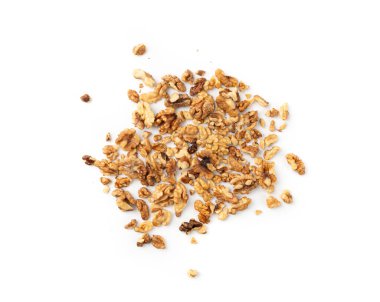 Doğranmış ceviz, kavrulmuş ceviz tozu, bir yığın fındık kırıntısı, tüm çekirdek parçaları, kesirler, beyaz arka planda barut tozu.