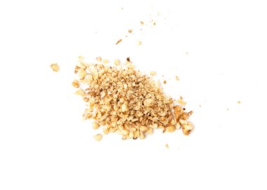 Izgara ceviz, kavrulmuş ceviz tozu, bir yığın doğranmış fındık kırıntısı, tüm çekirdek parçaları, kesirler, beyaz arka planda barut tozu.