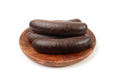 Kara puding izole edilmiş, kan sosisi kaszanka, morcilla de burgos terrine, domuz kanından yapılmış kas sosisleri, domuz sakatatı, beyaz arka planda karaciğer ve karabuğday.