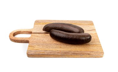 Kara puding izole edilmiş, kan sosisi kaszanka, morcilla de burgos terrine, domuz kanından yapılmış kas sosisleri, domuz sakatatı, beyaz arka planda karaciğer ve karabuğday.