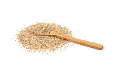 Süt tohumu tozu izole edilmiş, silibum maranum tanecikleri kaşıkta öğütülmüş kutsal süt devedikeni beyaz arka planda, bitkisel ilaç bileşeni