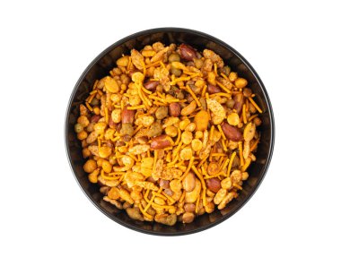 Navrattan Namkeen karışımı izole edildi. Hint nimko aperatifi, baharatlı ve tatlı farsaan sokak yemekleri fırında fındık ve tahıllı, Navrattan amkeen beyaz arka plan manzaralı