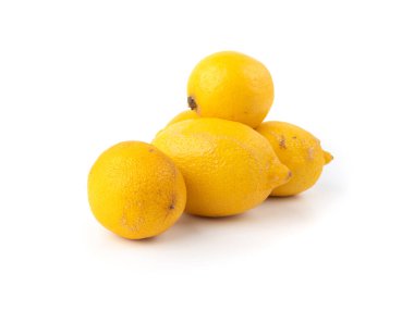 Eski şımarık limonlar. Kurumuş derili meyveler, lekeler, bayat yiyecekler, beyaz arka planda yaşlanma ve çürümenin bir sembolü.