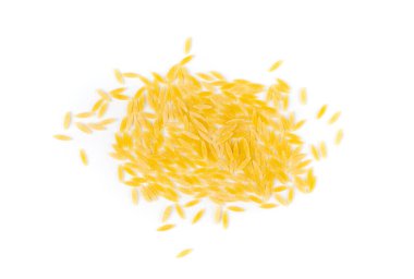 Çiğ orzo makarna yığını izole edilmiş. Pirinç tanesi şeklinde risoni makarnası. Beyaz arka plan manzaralı Yunan Kritharaki yığını.