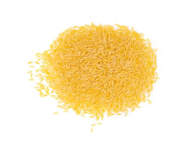 Çiğ orzo makarna yığını izole edilmiş. Pirinç tanesi şeklinde risoni makarnası. Beyaz arka plan manzaralı Yunan Kritharaki yığını.