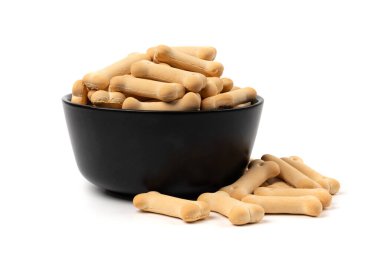 Siyah kasedeki köpek bisküvileri izole edilmiş, yumuşak çıtır evcil hayvanlar, aromalı küçük köpek kurabiyeleri, kemik şekilli bisküviler, beyaz arka planda köpek maması eğitimi.