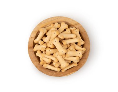 Tahta kasedeki köpek bisküvileri izole edilmiş, yumuşak çıtır evcil hayvanlar, aromalı küçük köpek kurabiyeleri, kemik şekilli bisküviler, beyaz arka planda köpek maması eğitimi.