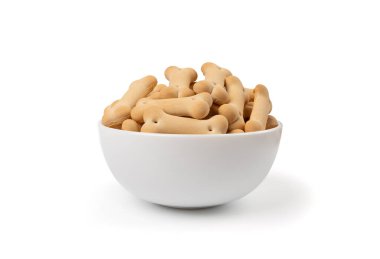 Kasedeki köpek bisküvileri, yumuşak, çıtır çıtır evcil hayvanlar, aromalı küçük köpek kurabiyeleri, kemik şekilli bisküviler, beyaz arka planda köpek maması eğitimi.