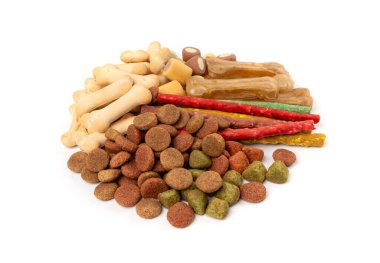 Kuru hayvan maması izole, köpek renginde mama karışımı, çeşitli yavru köpek peletleri, köpek proteini kroket yemeği, çeşitli hayvan maması taneleri, beyaz arka planda kırmızı, yeşil ve kahverengi toplar.