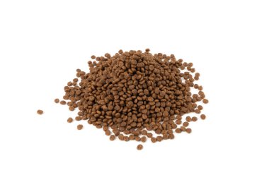 Kuru hayvan mamaları, köpek maması yığını, köpek maması topakları, köpek proteini kroket yemeği, hayvan maması taneleri, beyaz arka planda yuvarlak kahverengi toplar.