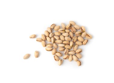 Kızarmış fıstıklı fıstık yığını ıssız. Pişmiş şam fıstığı yığını, kavrulmuş yeşil şam fıstığı meyvesi kabuklu beyaz arka plan manzaralı