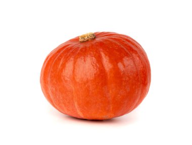 Kırmızı kuri kabağı ya da izole edilmiş hokkaido kabağı. İnce derili portakal renkli kış kabağı, beyaz arka planda tatlı Hokkaido kış kabağı.