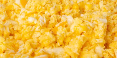 Çırpılmış yumurta deseni, omlet duvar kağıdı. Kahvaltı yumurtaları tuzlu ve tereyağlı çırpılmış ya da karıştırılmış. Sabah sıcak omlet, taze omlet manzaralı.