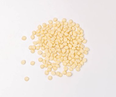 İzole edilmiş beyaz çikolata parçacıkları, dağınık çikolata serpintileri, dekoratif kakao damlaları, Morsels, kurabiye dekorasyonu malzemeleri, Beyaz Arkaplan Üst Görüş 'te küçük çikolata parçacıkları